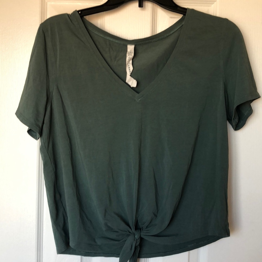 Lululemon green crop top size 8